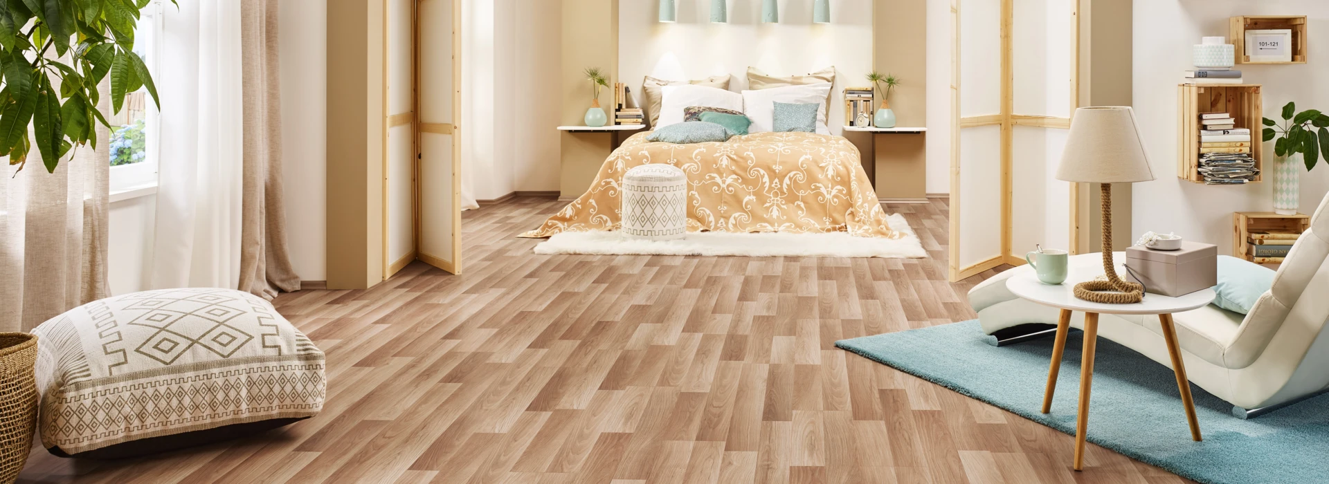 Helles Schlafzimmer mit Laminatboden, großen Fenstern, Pflanzen und stilvoller Einrichtung.