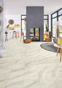 Helles Wohnzimmer mit grauem Kamin, Marmordesign-Laminatboden und moderner Einrichtung.