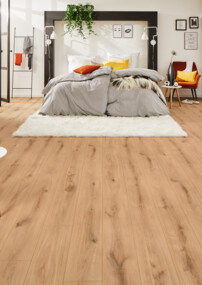 Laminatboden von LOGOCLIC<sup>®</sup> im Schlafzimmer mit wärme- und schallisolierender sowie pflegeleichter Oberfläche für ein angenehmes Wohngefühl