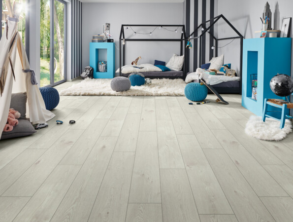 Helles Kinderzimmer mit modernem Laminatboden, zwei Betten und Dekorationen in Blau und Weiß.